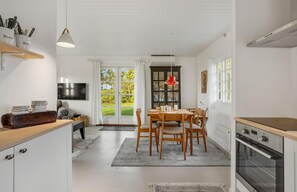 ثلاجة، موقد طهي مسطح، غسالة أطباق، ماكينة لصنع القهوة/الشاي