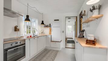 Køleskab, kogeplade, opvaskemaskine, kaffe-/temaskine