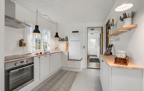 Køleskab, mikrobølgeovn, kogeplade, opvaskemaskine