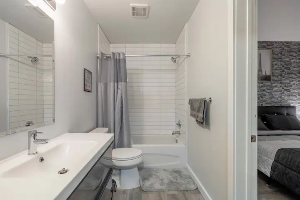 Tina con regadera, secadora de cabello, toallas, jabón 