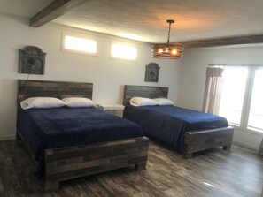 4 soverom, skrivebord, wi-fi (inkludert) og sengetøy