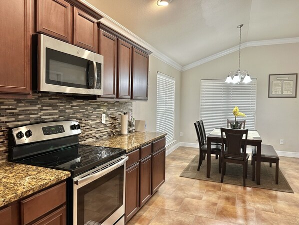 Frigorifero, microonde, forno, piano cottura