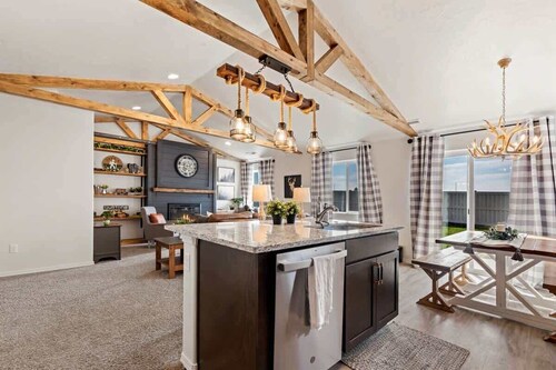 Sawtooth Mountain View Family Home, Caldwell