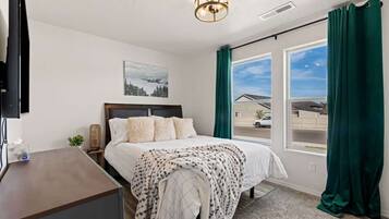 3 bedrooms, desk, iron/ironing board, travel crib