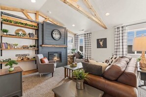 Smart TV, fireplace, offices - Sawtooth Outdoor Vibes, Vaulted ceilings, Sleeps 8 (Caldwell)