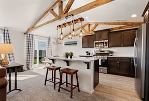 Fridge, microwave, oven, stovetop - Sawtooth Outdoor Vibes, Vaulted ceilings, Sleeps 8 (Caldwell)