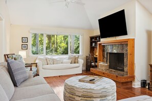 Smart TV, tavolo da ping pong, impianto stereo