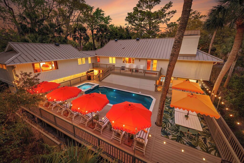 Uppvärmd pool och solstolar