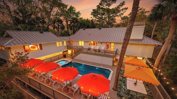 A house with a swimming pool, deck chairs, and umbrellas. - Pvt Pool/Spa-Game Room-Theater-Cold Plunge-Sauna-2min Walk to Beach (Hilton Head Island)