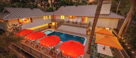 Una piscina riscaldata, lettini