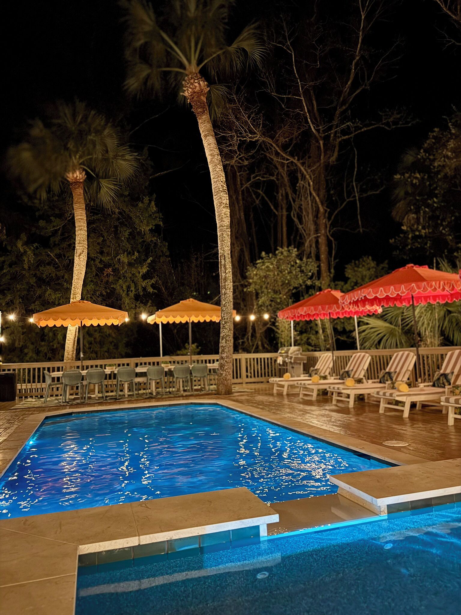 Piscine chauffée, chaises longues