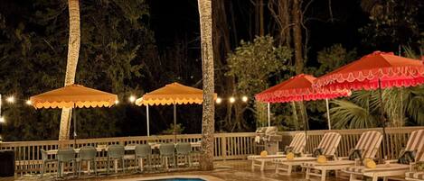 Piscine chauffée, chaises longues