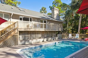 Una piscina riscaldata, lettini