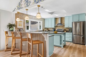 Refrigerador con congelador, microondas, horno y parrilla de estufa 