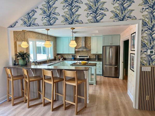 Full-sized fridge, microwave, oven, stovetop