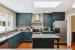 Frigorifero con congelatore, microonde, forno, piano cottura