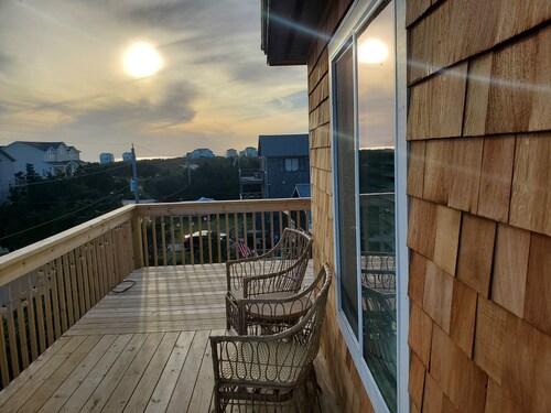 500 feet to the Beach, Full house with Stocked Kitchen, Linens & Beach Supplies