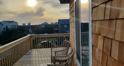 500 feet to the Beach, Full house with Stocked Kitchen, Linens & Beach Supplies