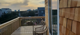 500 feet to the Beach, Full house with Stocked Kitchen, Linens & Beach Supplies