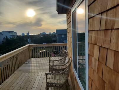 500 feet to the Beach, Full house with Stocked Kitchen, Linens & Beach Supplies