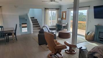 Una Smart TV, una consola de videojuegos, un reproductor de DVD, libros