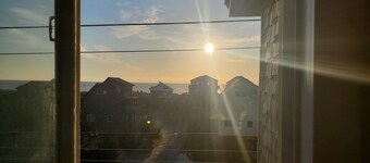 500 feet to the Beach, Full house with Stocked Kitchen, Linens & Beach Supplies