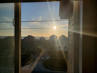 500 feet to the Beach, Full house with Stocked Kitchen, Linens & Beach Supplies