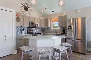 Kjøleskap, mikrobølgeovn, ovn og kokeplater