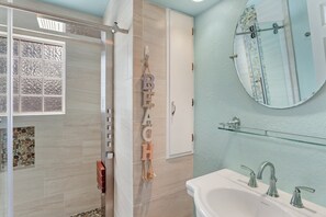 Combined shower/bathtub, towels - 6138 Island Life Cottage * 1 Mile to Beach (Nags Head)