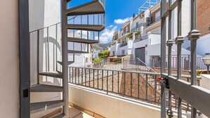 Asuinalue, jossa on portaikko, joka johtaa parvekkeelle.