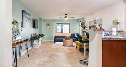 Retreat with bike access/full kitchen/Fence yard/board games/mins from Orlando