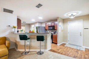 ثلاجة، ميكروويف، فرن، موقد طهي مسطح