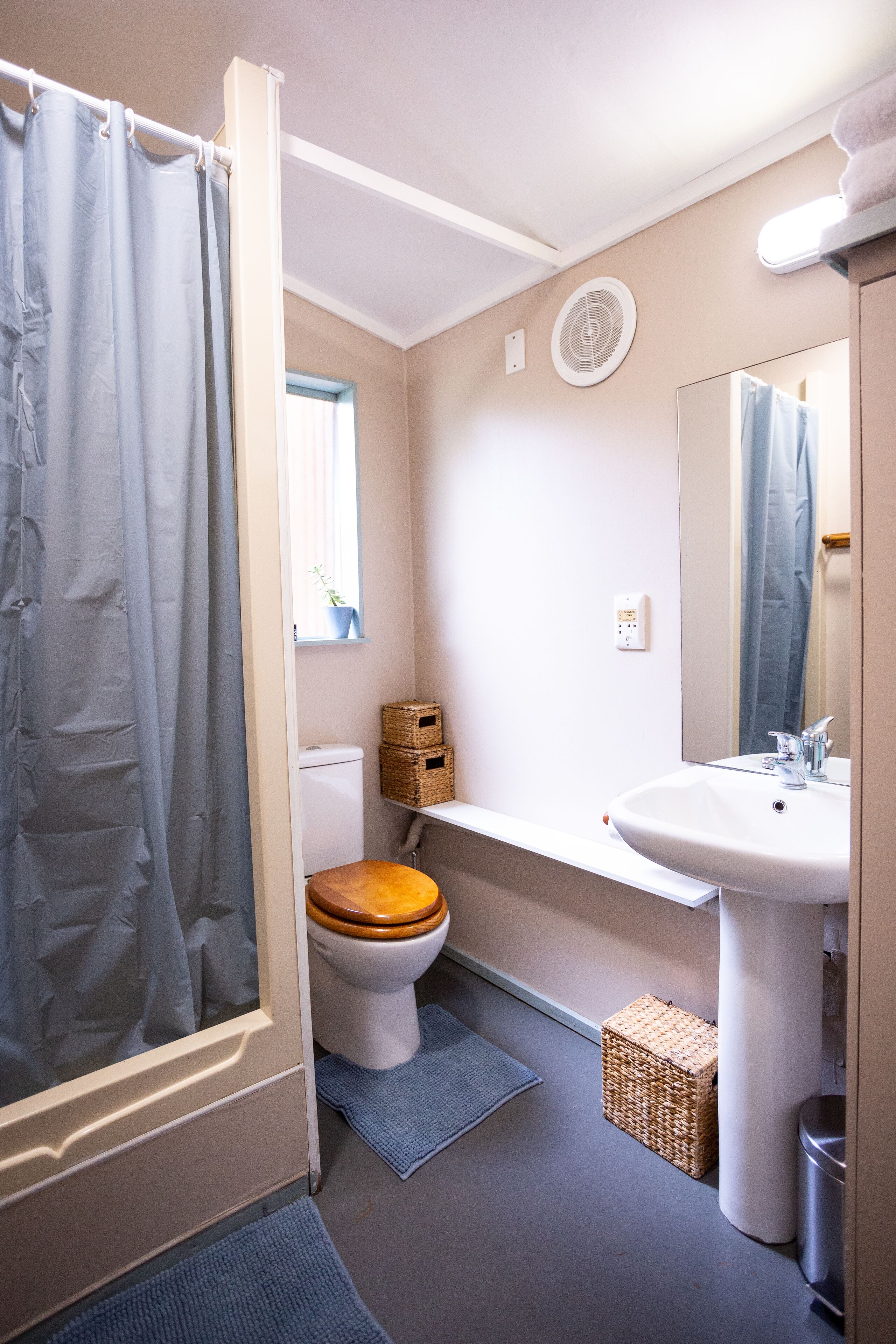 Ensuite has Shampoo, Conditioner, Body Wash and Hand wash available.