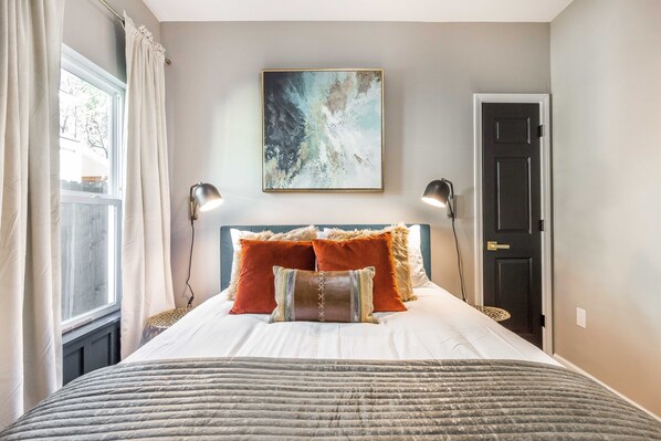 2 habitaciones, escritorio y tabla de planchar con plancha 