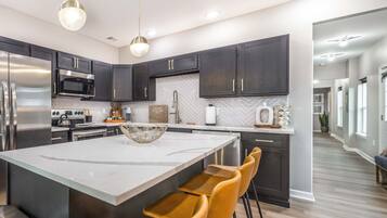 KĂŒhlschrank, Mikrowelle, Ofen, Herdplatte