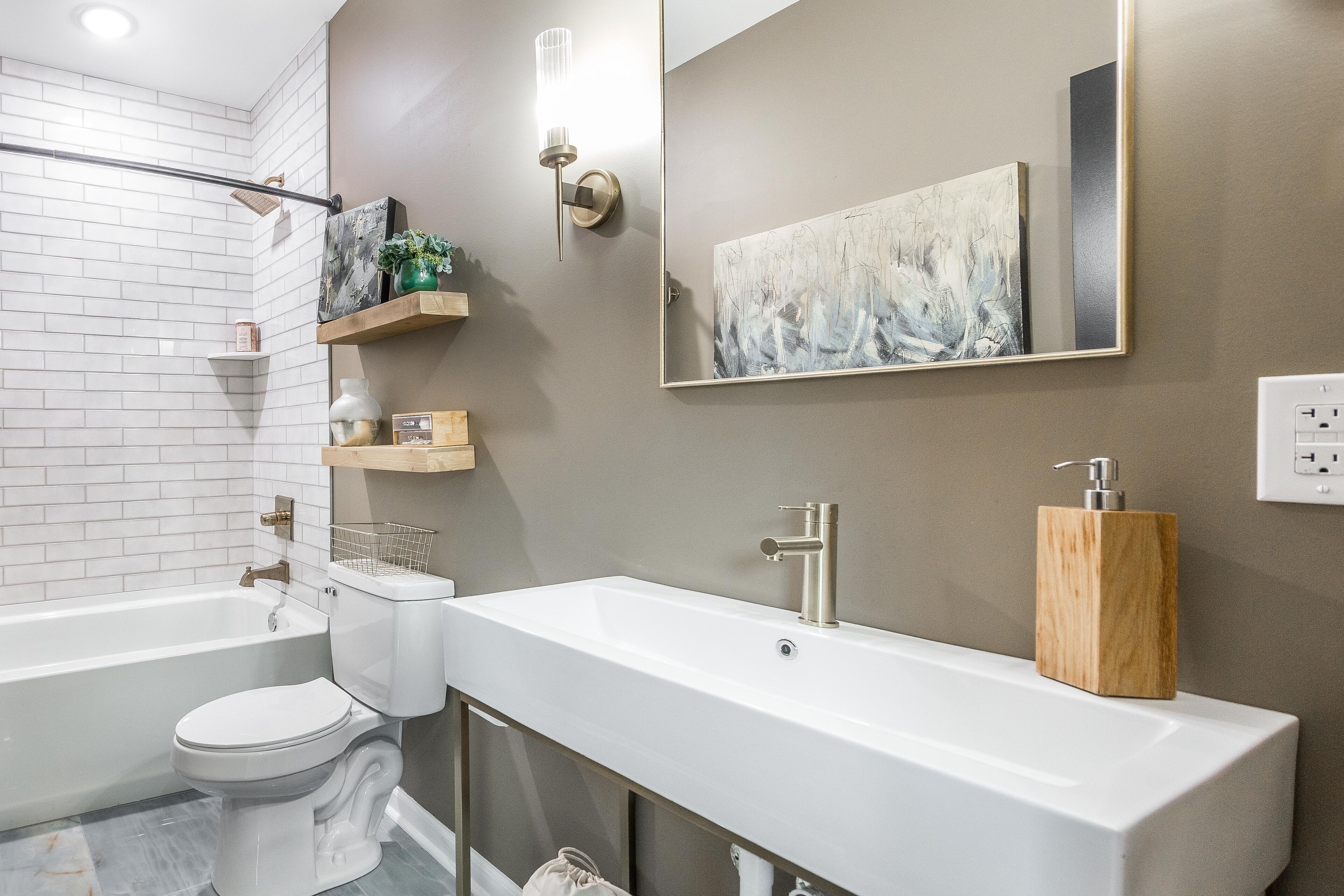 Combined shower/bathtub, hair dryer, towels, toilet paper