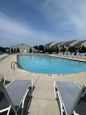 حمّام سباحة خارجي، حمّام سباحة مُدفَّأ