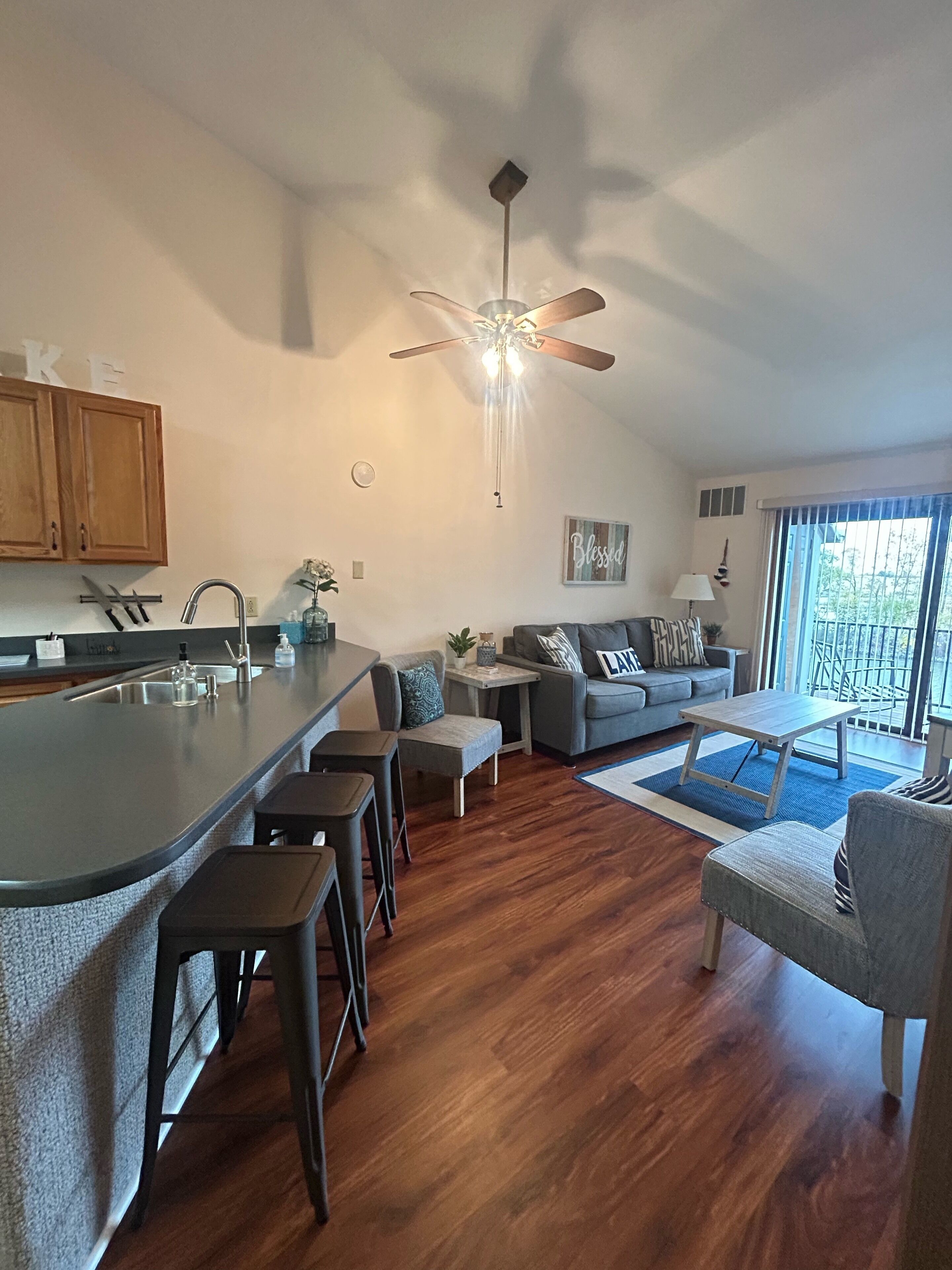 TV connectée, livres, chaîne hi-fi