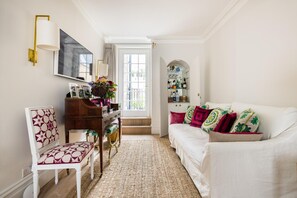 Smart TV, books - The Impressionist's Fireplace – 3 Bedroom Home in Chelsea (London)