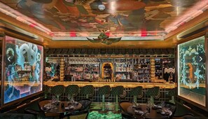 Bar (on property) - The Impressionist's Fireplace – 4 Bedroom Home in Chelsea (London)