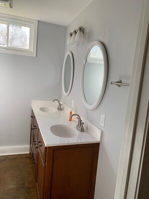 Badewanne, Haartrockner, Handtücher, Toilettenpapier