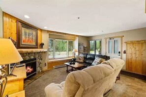 Smart TV, fireplace
