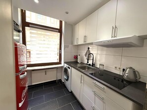 Een koelkast, een kookplaat, een koffiezetapparaat/waterkoker