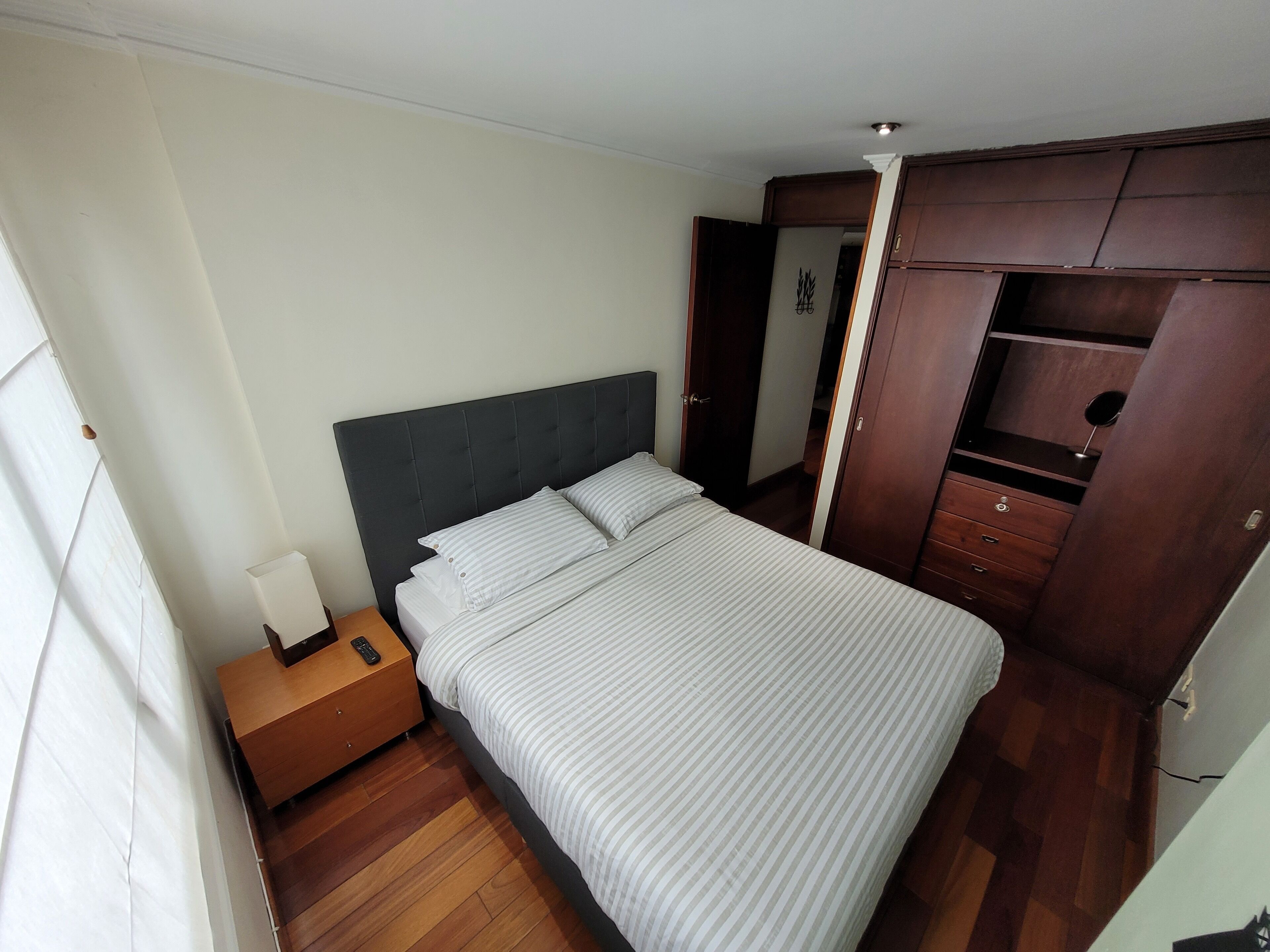 1 habitación, escritorio, tabla de planchar con plancha y wifi gratis 