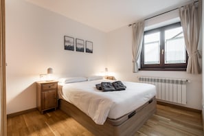 2 bedrooms, iron/ironing board, internet