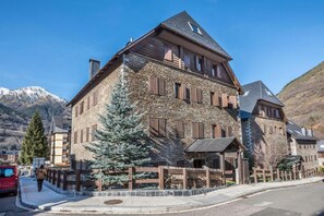 Unclassified image, 4 of 28, button