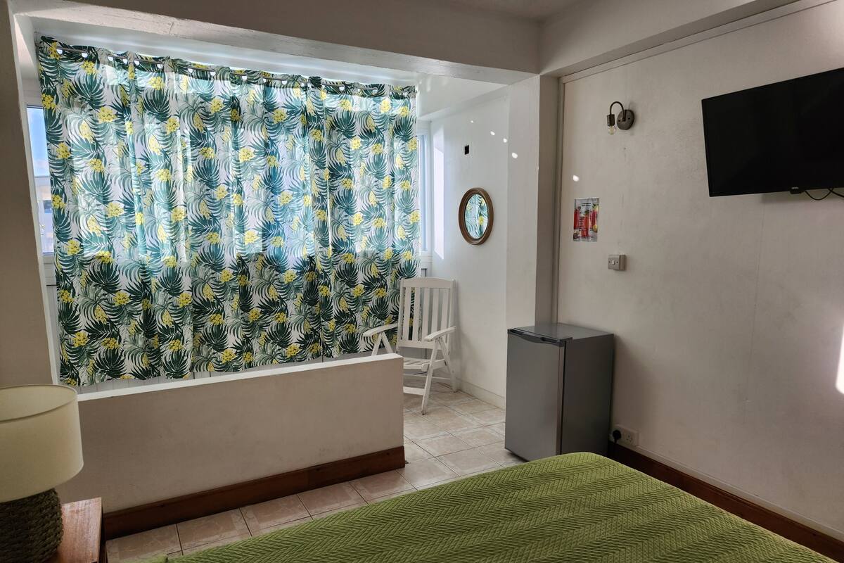 Deluxe Double Room | Minibar, desk, blackout drapes, iron/ironing board