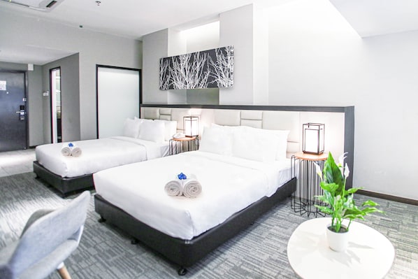 Deluxe Room, 1 Bedroom | 1 bedroom, minibar, in-room safe, blackout drapes