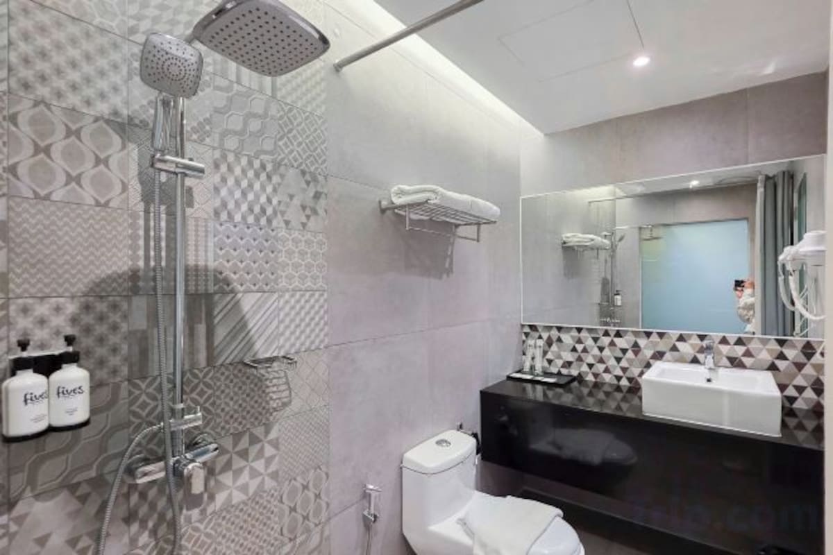 Shower, rainfall showerhead, free toiletries, hair dryer