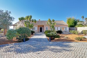 Exterior - Villa with spectacular views out to the neighboring hills and valley (Loulé)